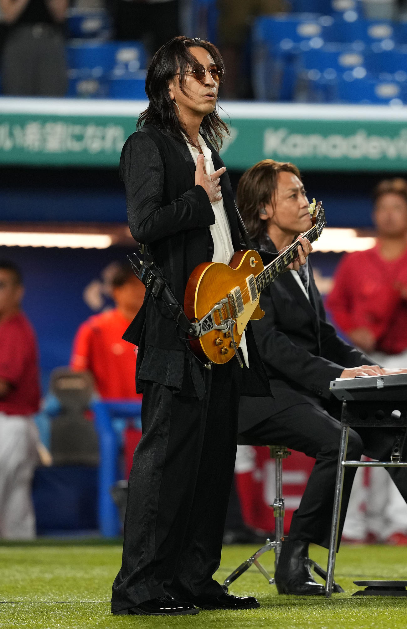 ヤクルト対広島　君が代を演奏するGLAYのTAKURO（左）（撮影・横山健太）