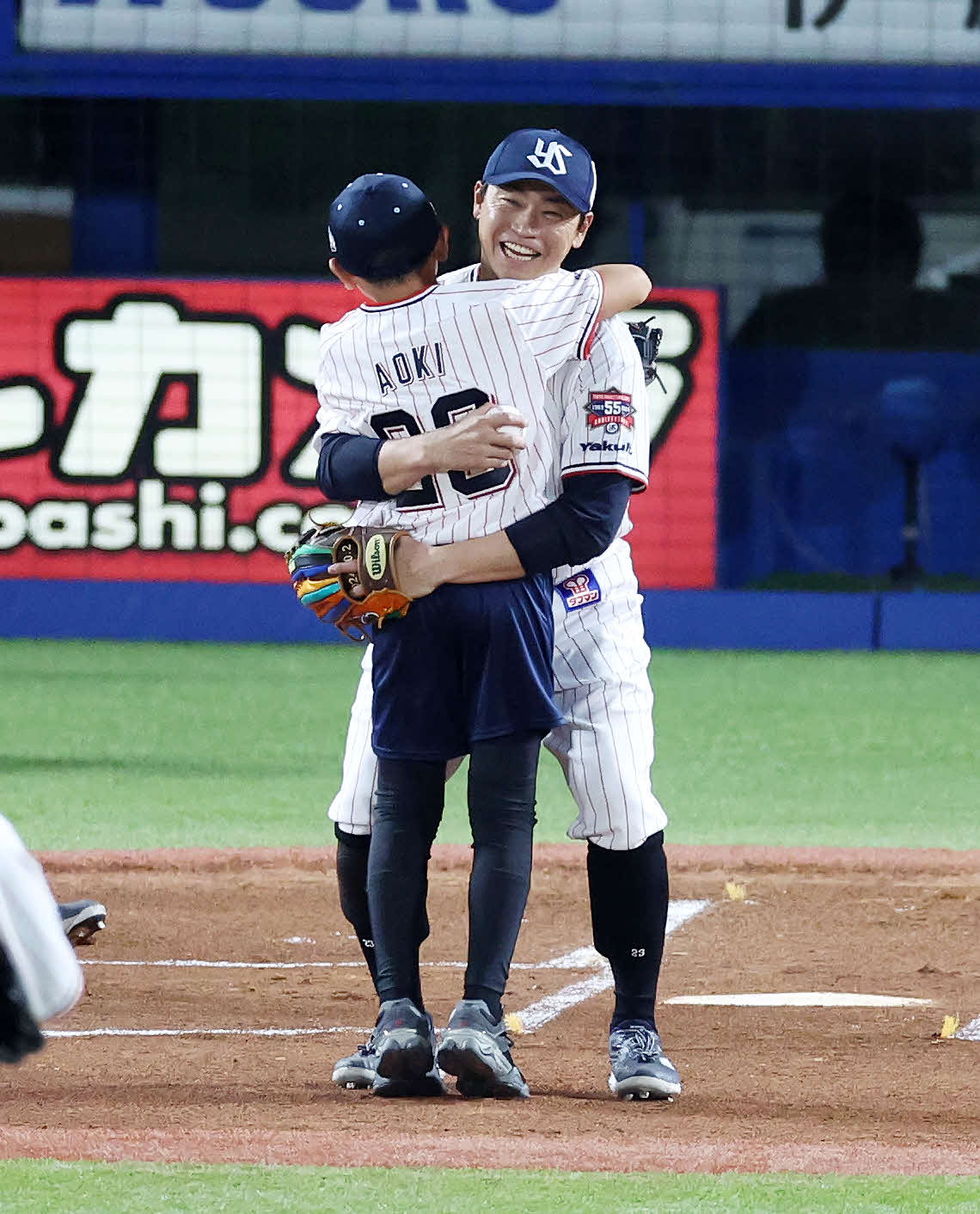 ヤクルト対広島　始球式を終え息子と抱き合うヤクルト青木（撮影・鈴木正人）