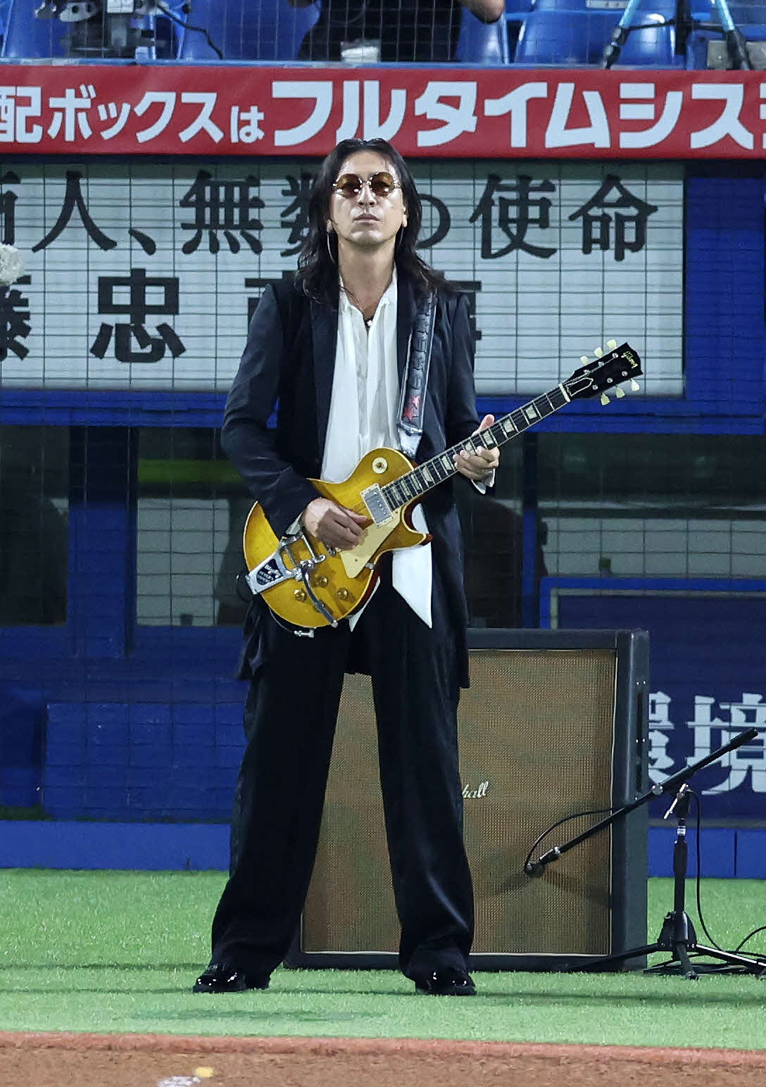 ヤクルト対広島　国歌演奏するGLAYのTAKURO（撮影・鈴木正人）