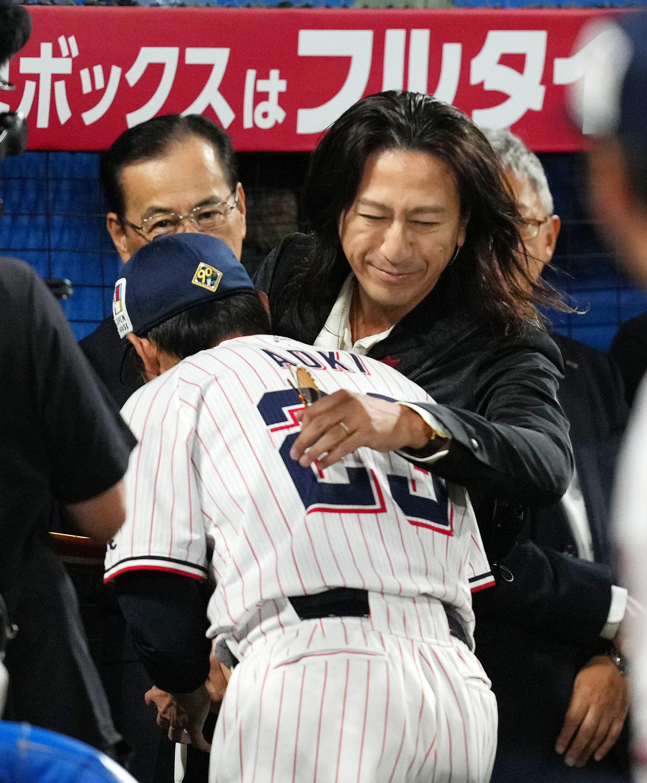 ヤクルト対広島　演奏を終え抱き合うGLAYのTAKURO（右）とヤクルト青木（撮影・横山健太）