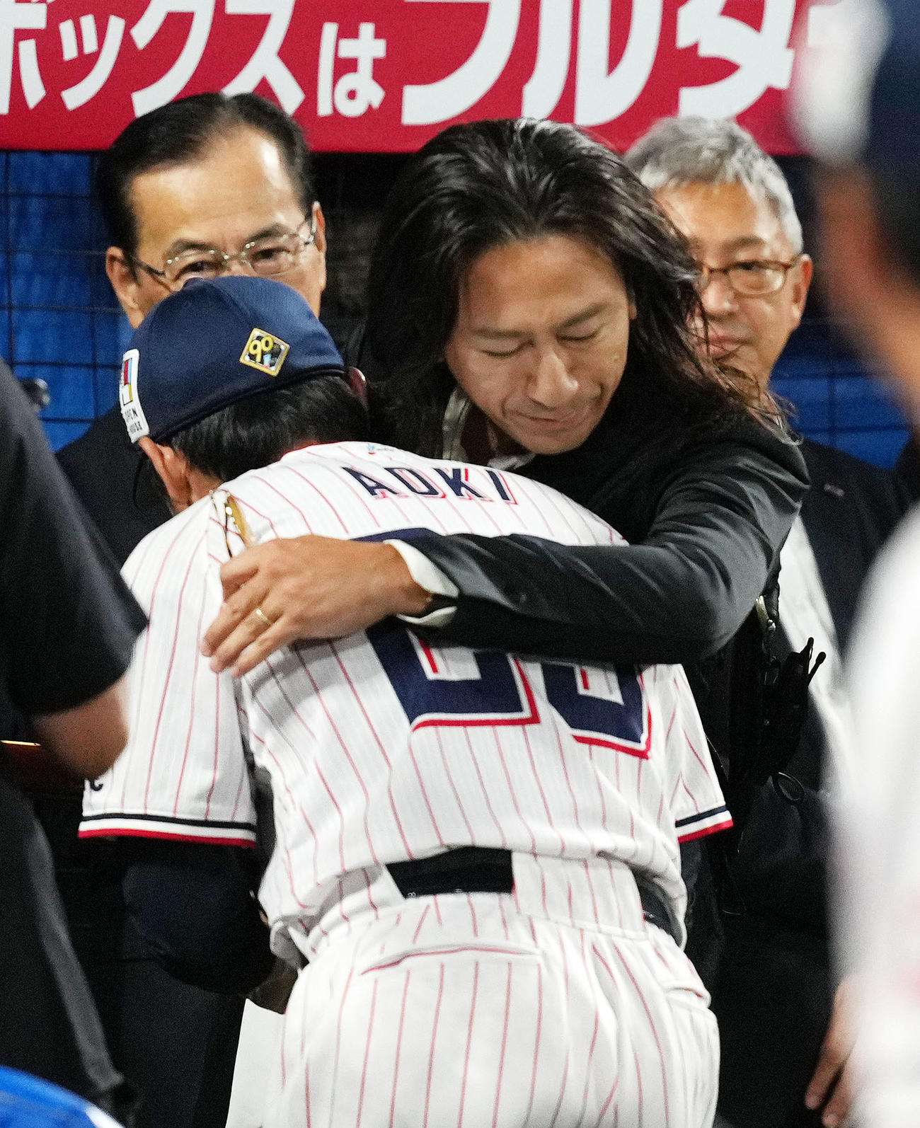 ヤクルト対広島　演奏を終え抱き合うGLAYのTAKURO（右）とヤクルト青木（撮影・横山健太）