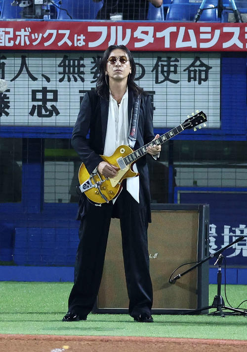 ヤクルト】GLAYのTAKUROが君が代ギター演奏 親交のある青木宣親の引退