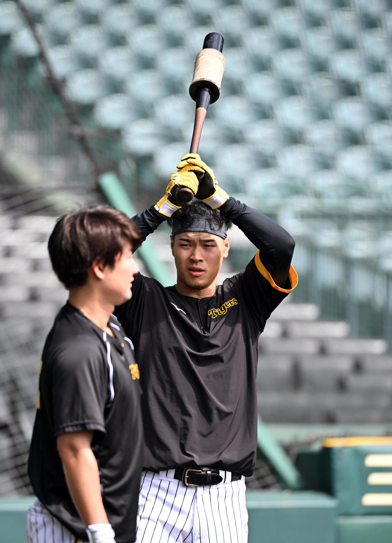 ティー打撃を行う佐藤輝（撮影・前岡正明）