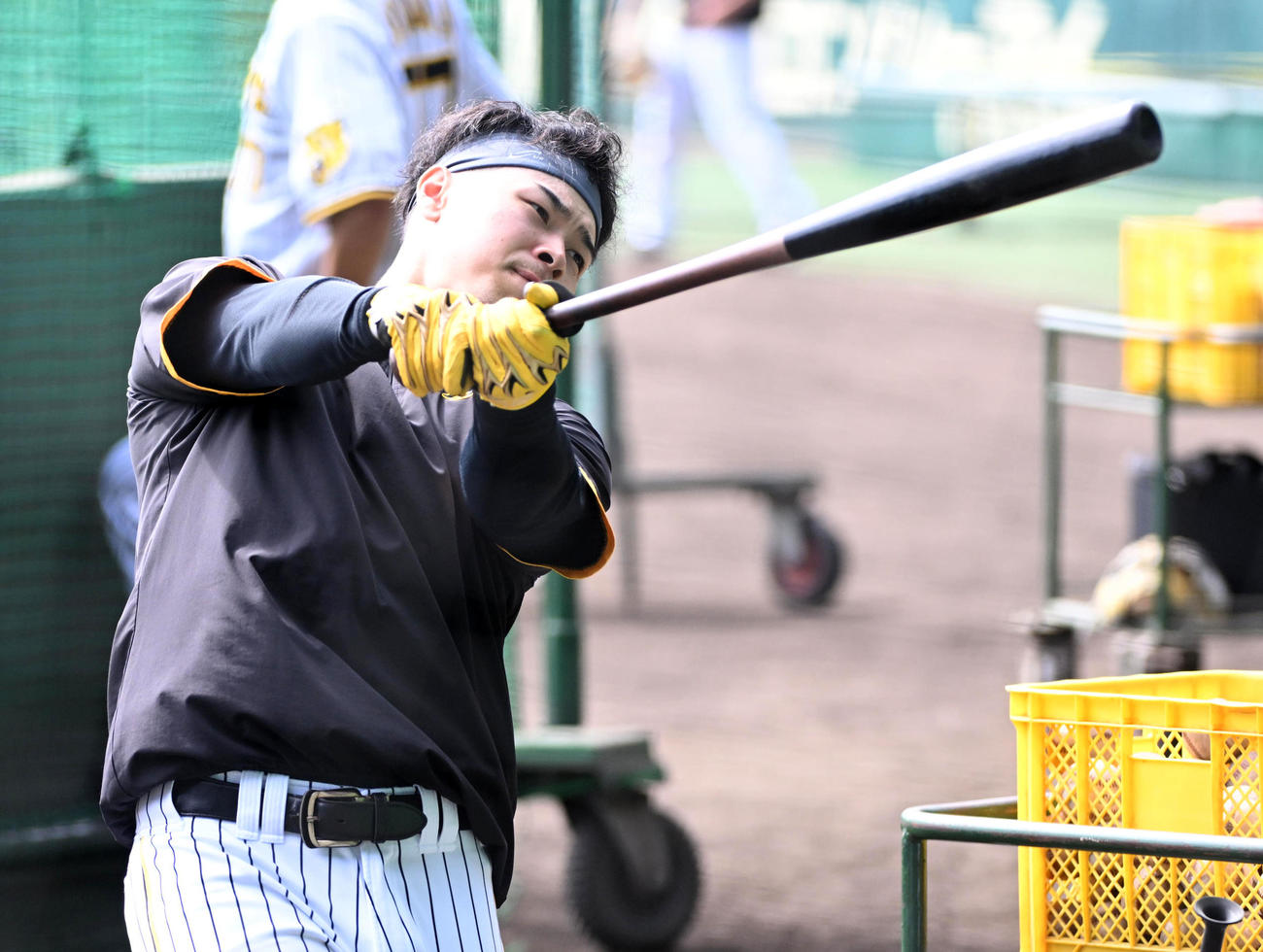ティー打撃を行う佐藤輝（撮影・前岡正明）
