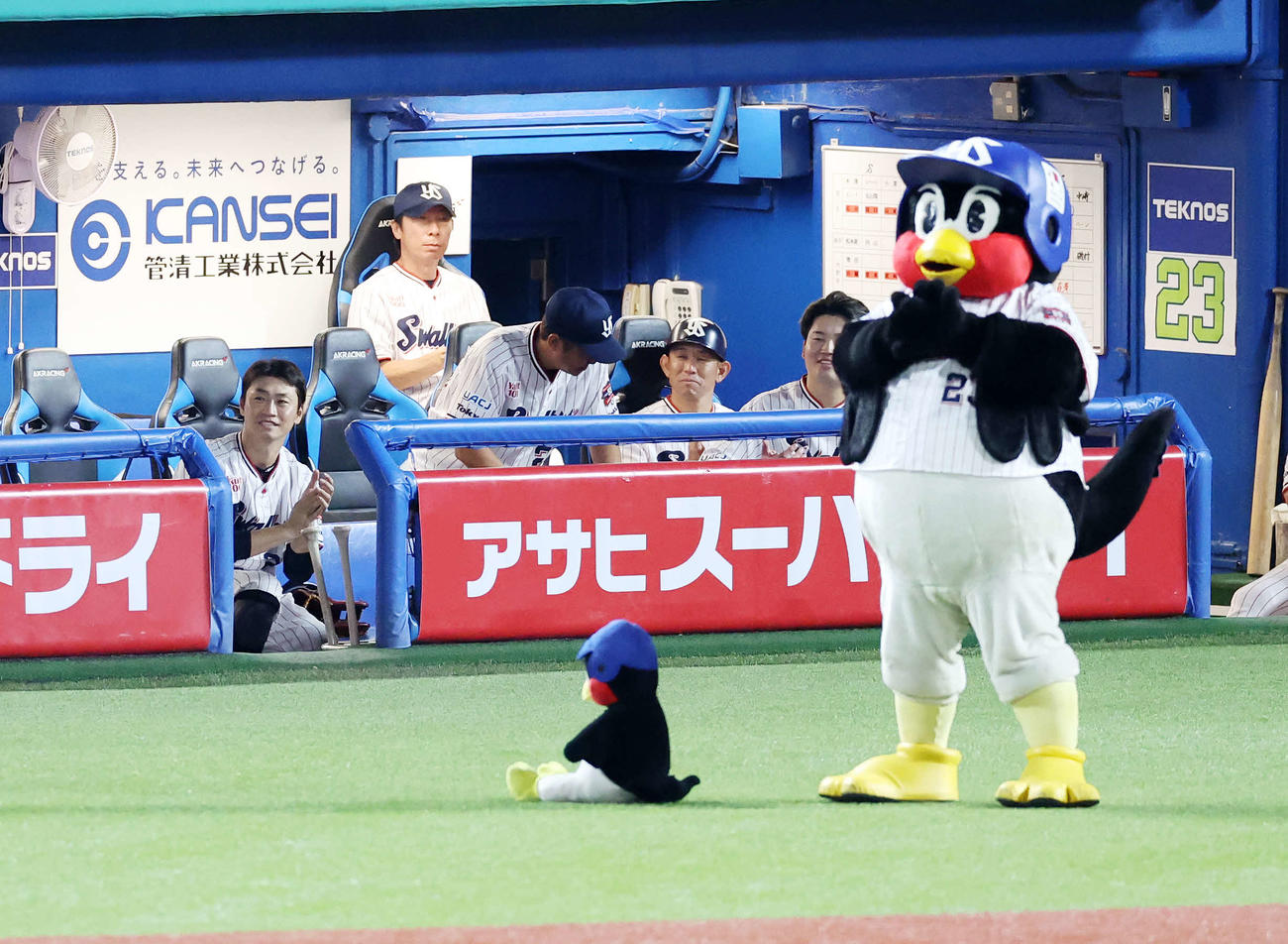 ヤクルト対広島　5回裏が終了し花火に拍手するヤクルト青木（左）（撮影・鈴木正人）