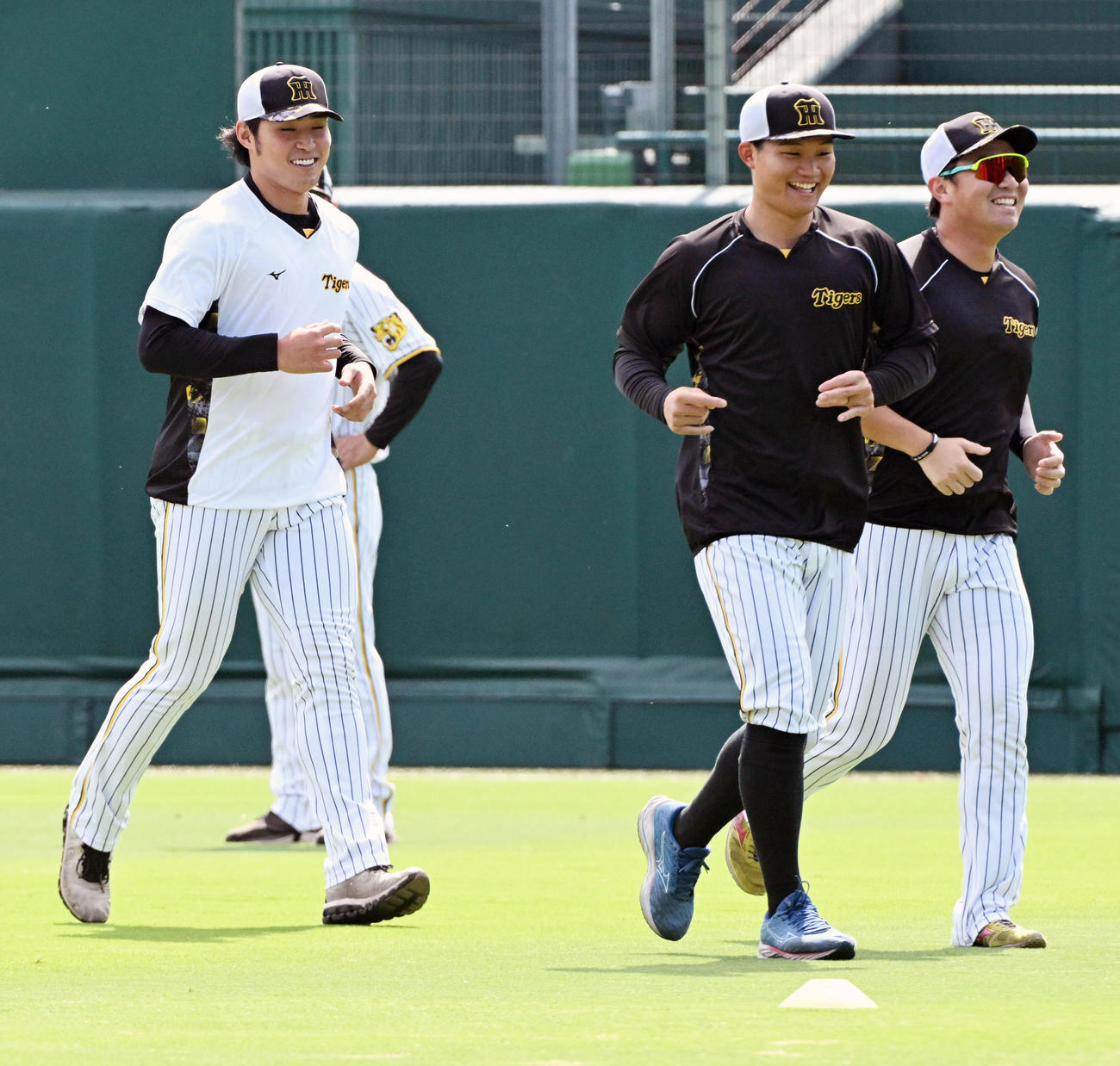 笑顔で外野を走る左から佐藤蓮、森下、桐敷（撮影・前岡正明）