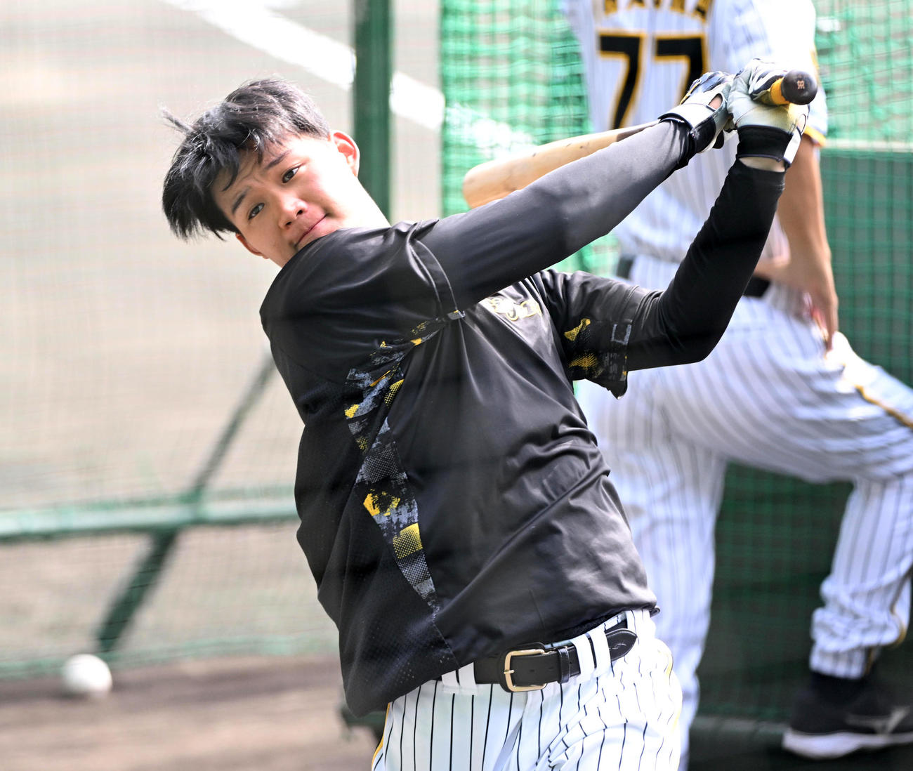 ティー打撃を行う森下（撮影・前岡正明）