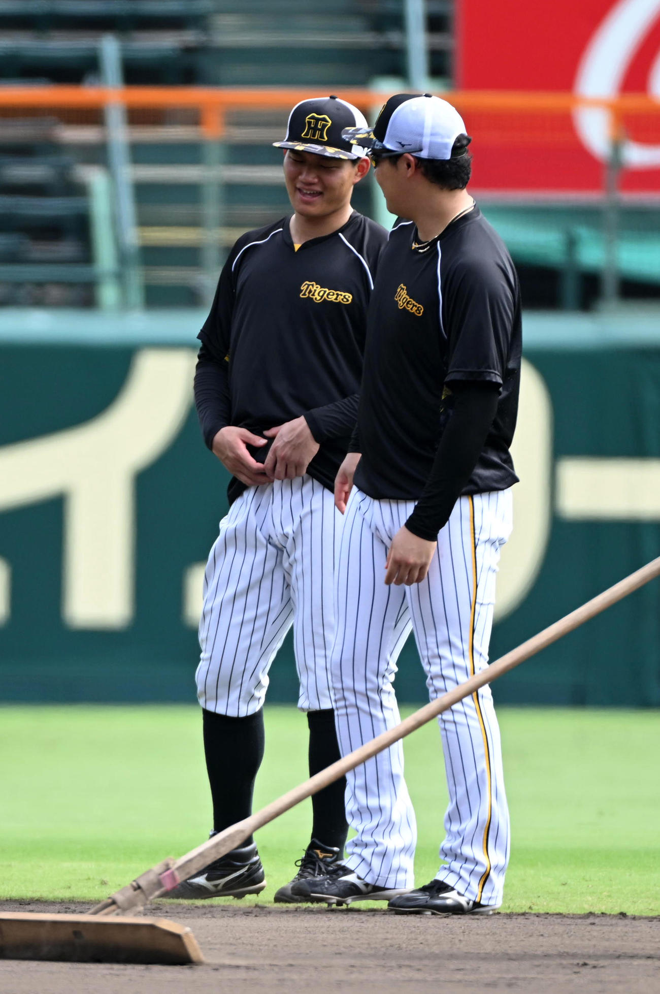 大山（右）と笑顔で話す森下（撮影・前岡正明）