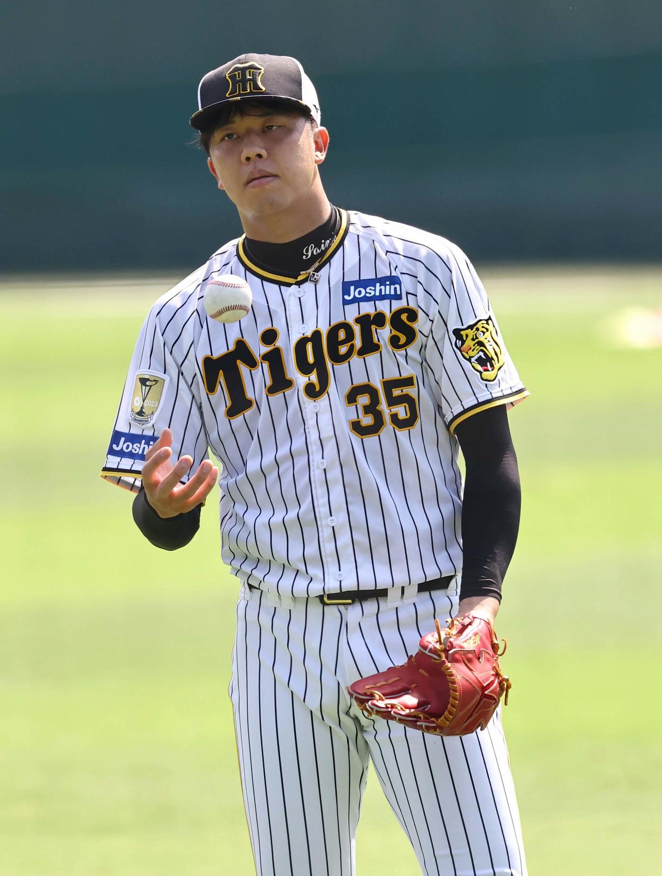 キャッチボールをする才木（撮影・上田博志）