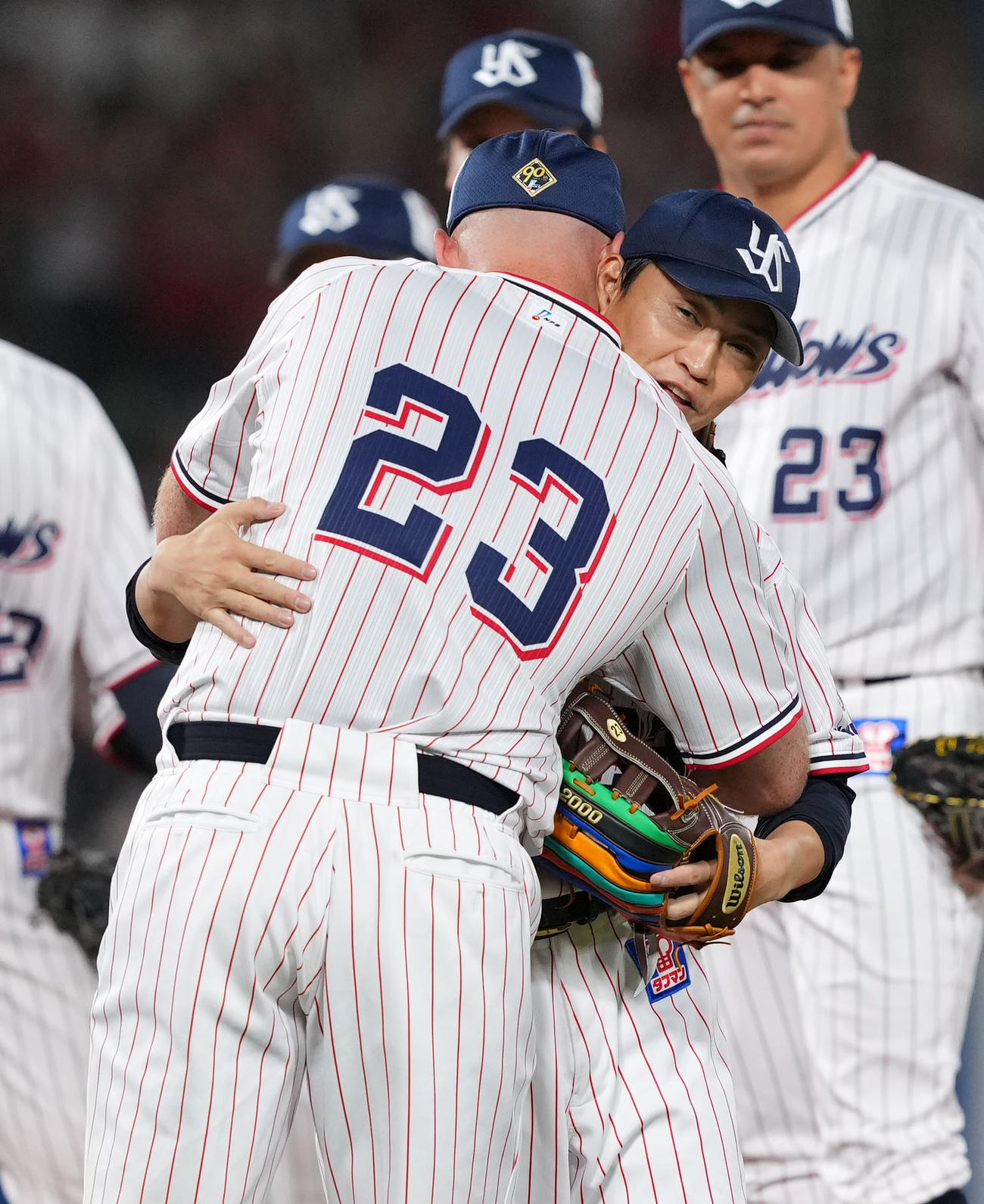 ヤクルト対広島　7回表途中でマウンドを降りるサイスニード（左）と抱き合う青木（撮影・横山健太）