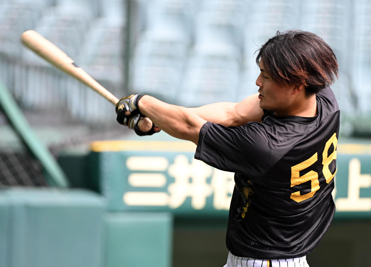 ティー打撃を行う前川（撮影・前岡正明）