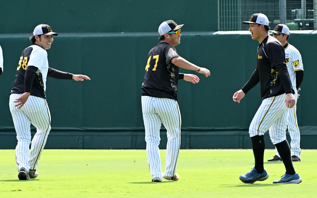 笑顔で外野を走る左から佐藤蓮、森下、桐敷（撮影・前岡正明）