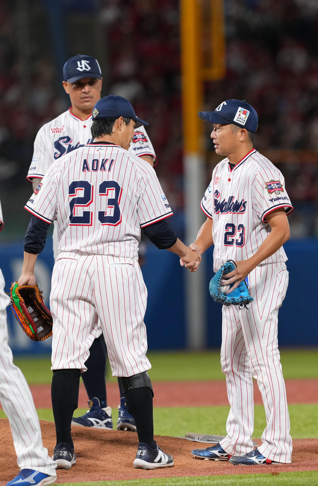 ヤクルト対広島　7回表途中からマウンドに登るヤクルト石川（左）と握手を交わす青木（撮影・横山健太）