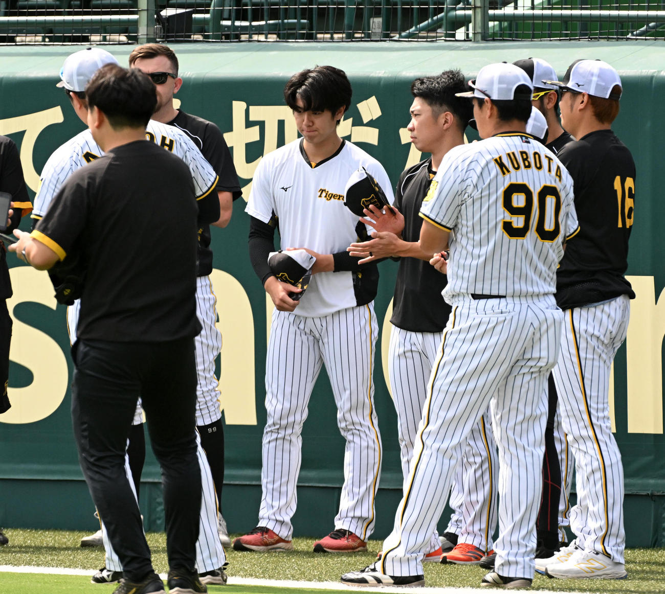 1軍に合流した石黒（中央）はナインにあいさつ（撮影・前岡正明）