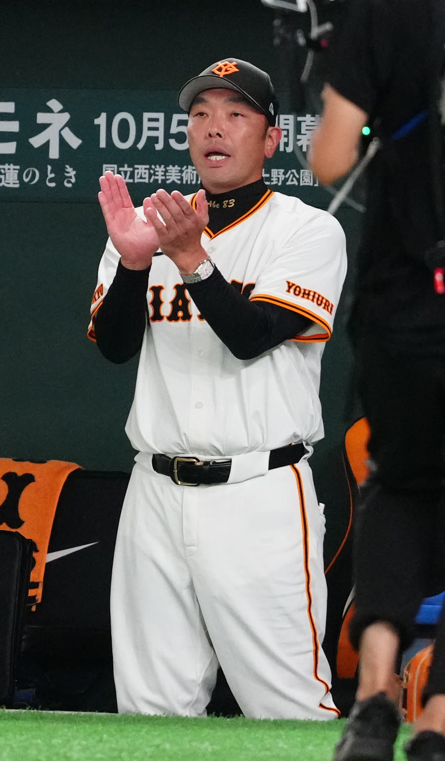 巨人対DeNA 3回裏巨人1死一塁、2点本塁打を放ったオコエに拍手を送る阿部監督（撮影・江口和貴）