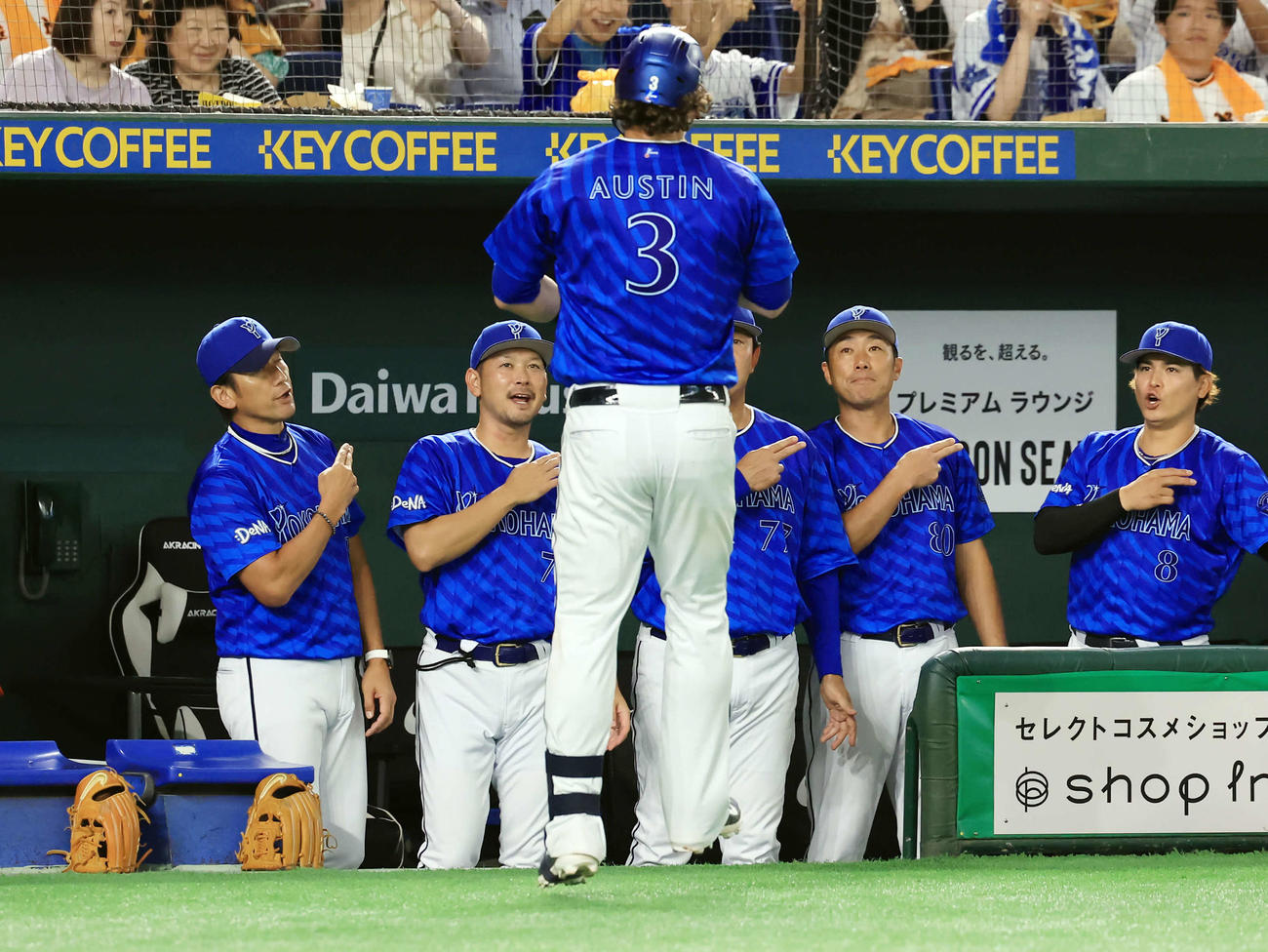 巨人対DeNA 6回表DeNA2死、オースティン（手前）がソロ本塁打を放ち、ポーズで迎える三浦監督（左）ら（撮影・浅見桂子）