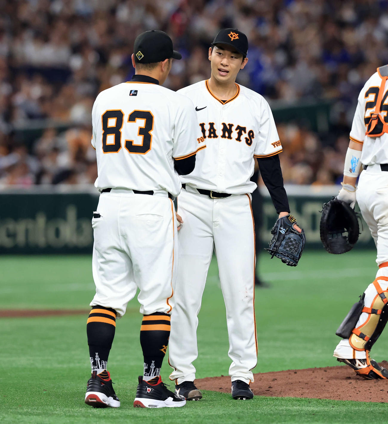 巨人対DeNA 7回表DeNA1死二、三塁、山崎伊（右）は降板を告げられ阿部監督と言葉を交わす（撮影・浅見桂子）