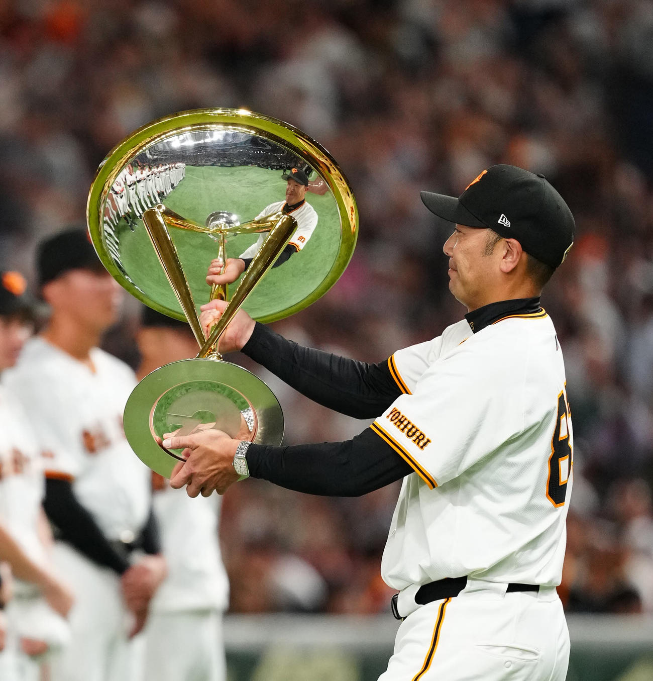 巨人対DeNA　試合後のセレモニーでセ・リーグ優勝トロフィーを手にする巨人阿部監督（撮影・江口和貴）
