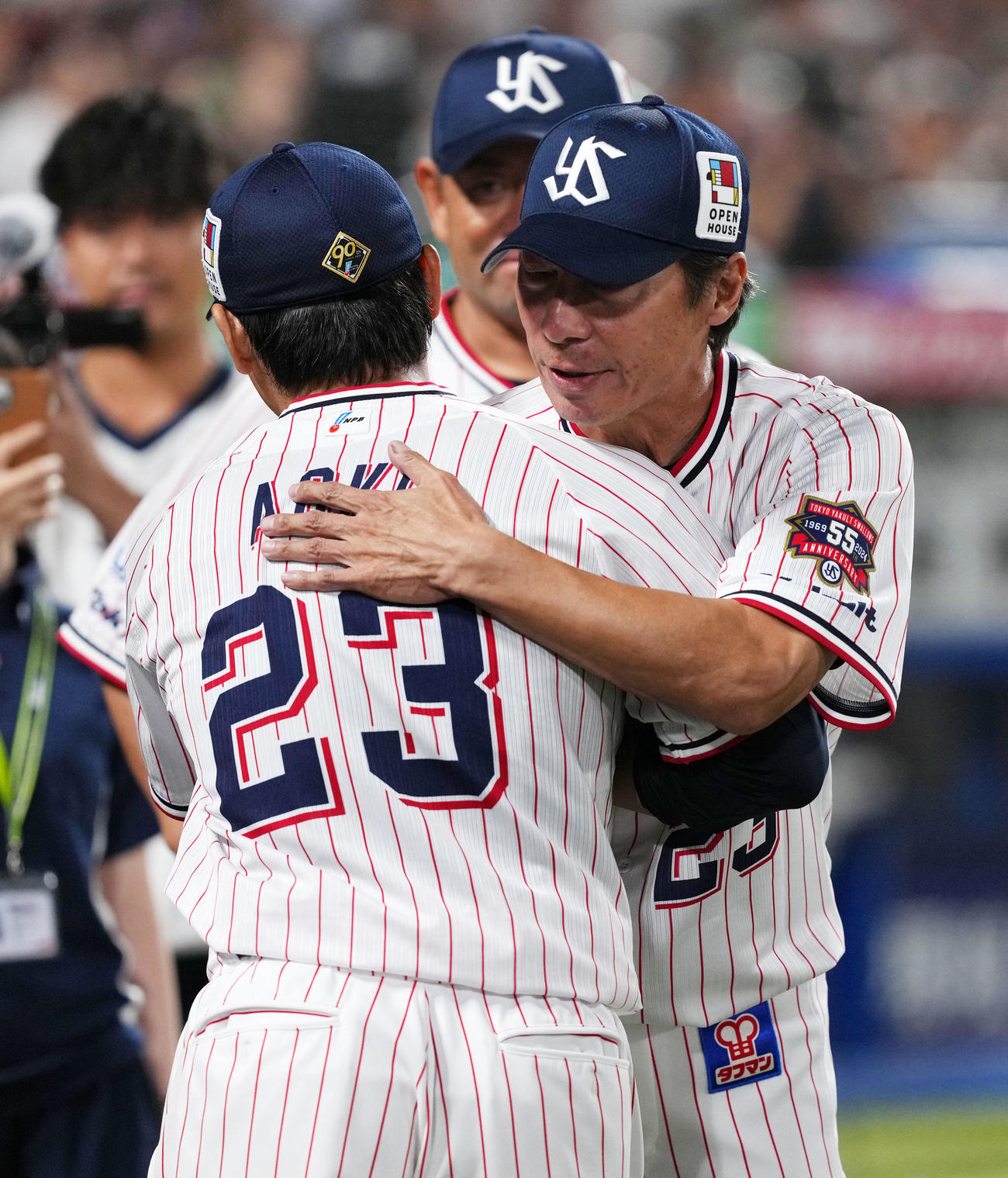 ヤクルト対広島　試合を終えヤクルト青木（左）を抱き締める高津監督（撮影・横山健太）