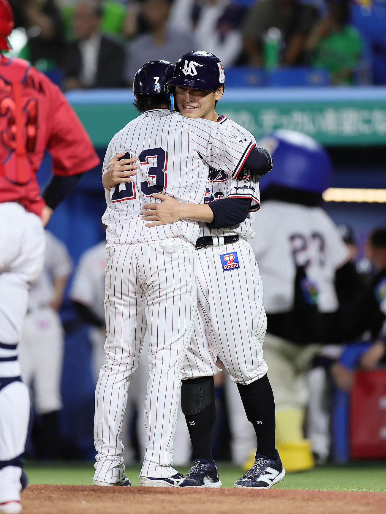 ヤクルト対広島　2回裏ヤクルト2死二、三塁、サンタナの3点本塁打で生還した青木（右）は長岡と笑顔で抱き合う（撮影・足立雅史）