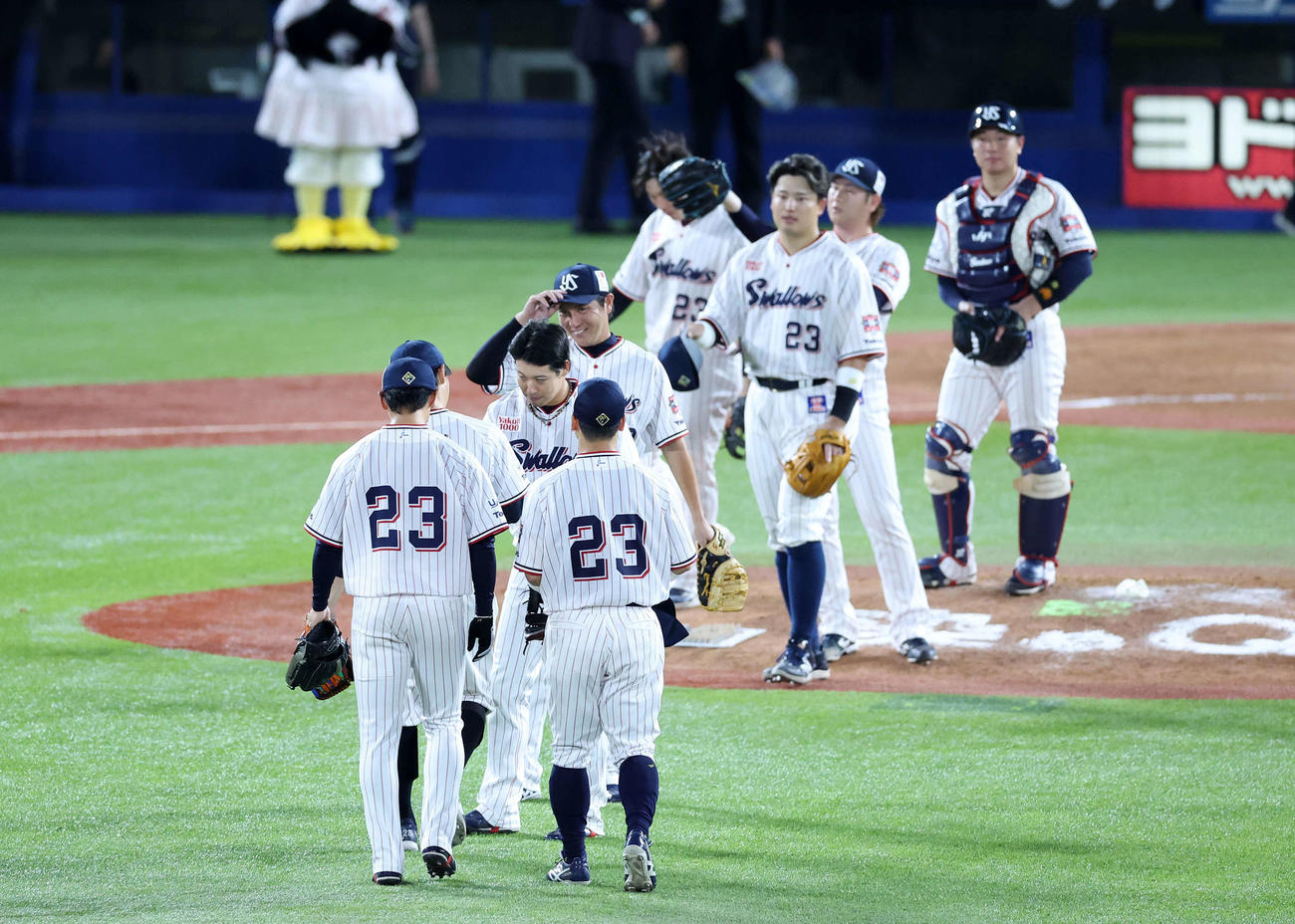 ヤクルト対広島　勝利しマウンドに集まるヤクルトの選手たち（撮影・鈴木正人）