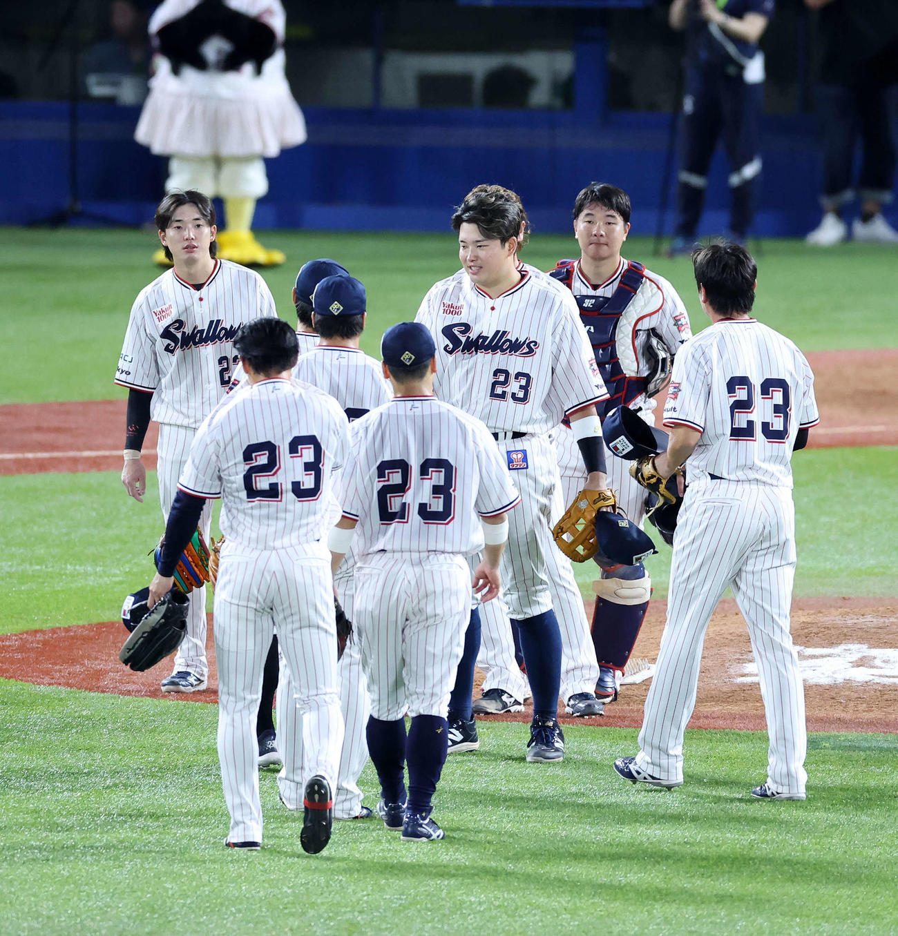 ヤクルト対広島　勝利しマウンドに集まるヤクルトの選手たち（撮影・鈴木正人）