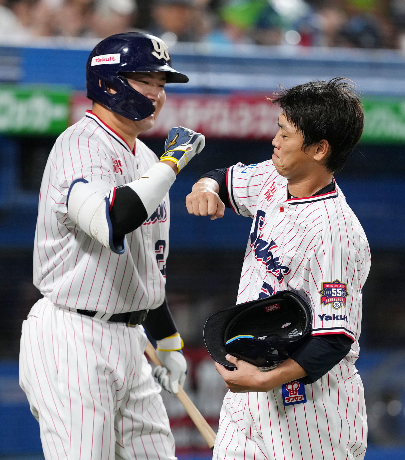 ヤクルト対広島　2回裏ヤクルト2死二、三塁、サンタナの右越え3点本塁打で生還し村上（左）とタッチを交わす青木（撮影・横山健太）