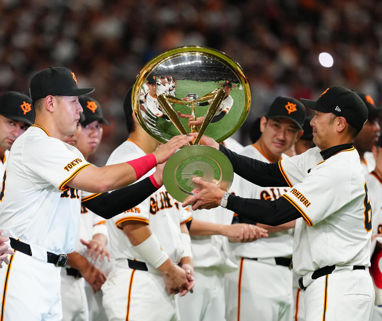 巨人対DeNA　試合後のセレモニーでセ・リーグ優勝トロフィーを巨人岡本和（左）に手渡す阿部監督（撮影・江口和貴）