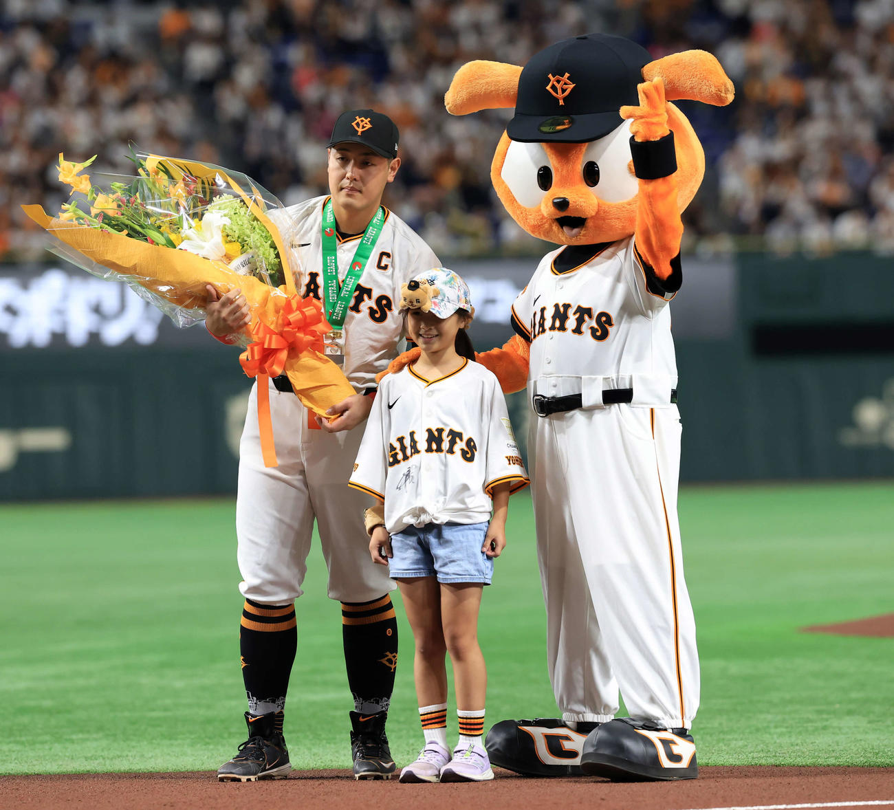 巨人対DeNA　通算1000安打達成の表彰でファンの少女と記念撮影する巨人岡本和（撮影・浅見桂子）