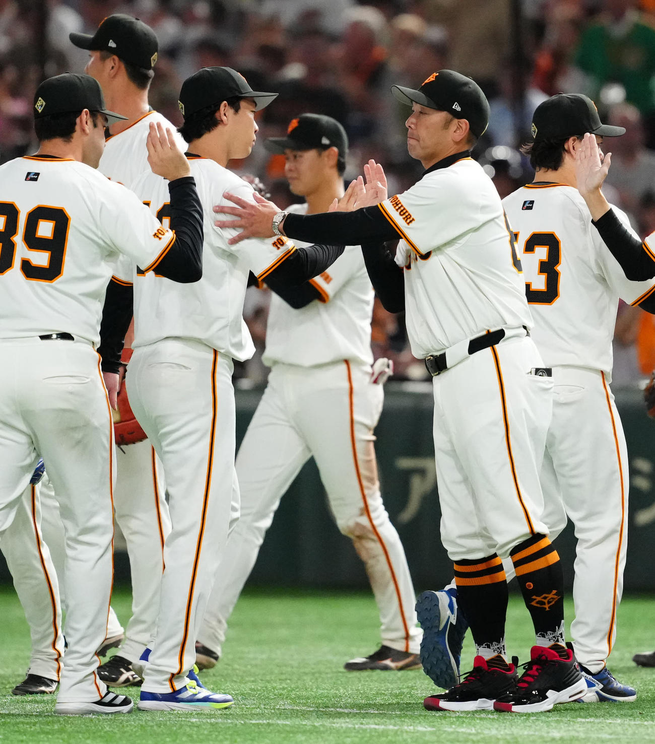 巨人対DeNA　試合後、巨人山崎伊（中央左）をねぎらう阿部監督（撮影・江口和貴）