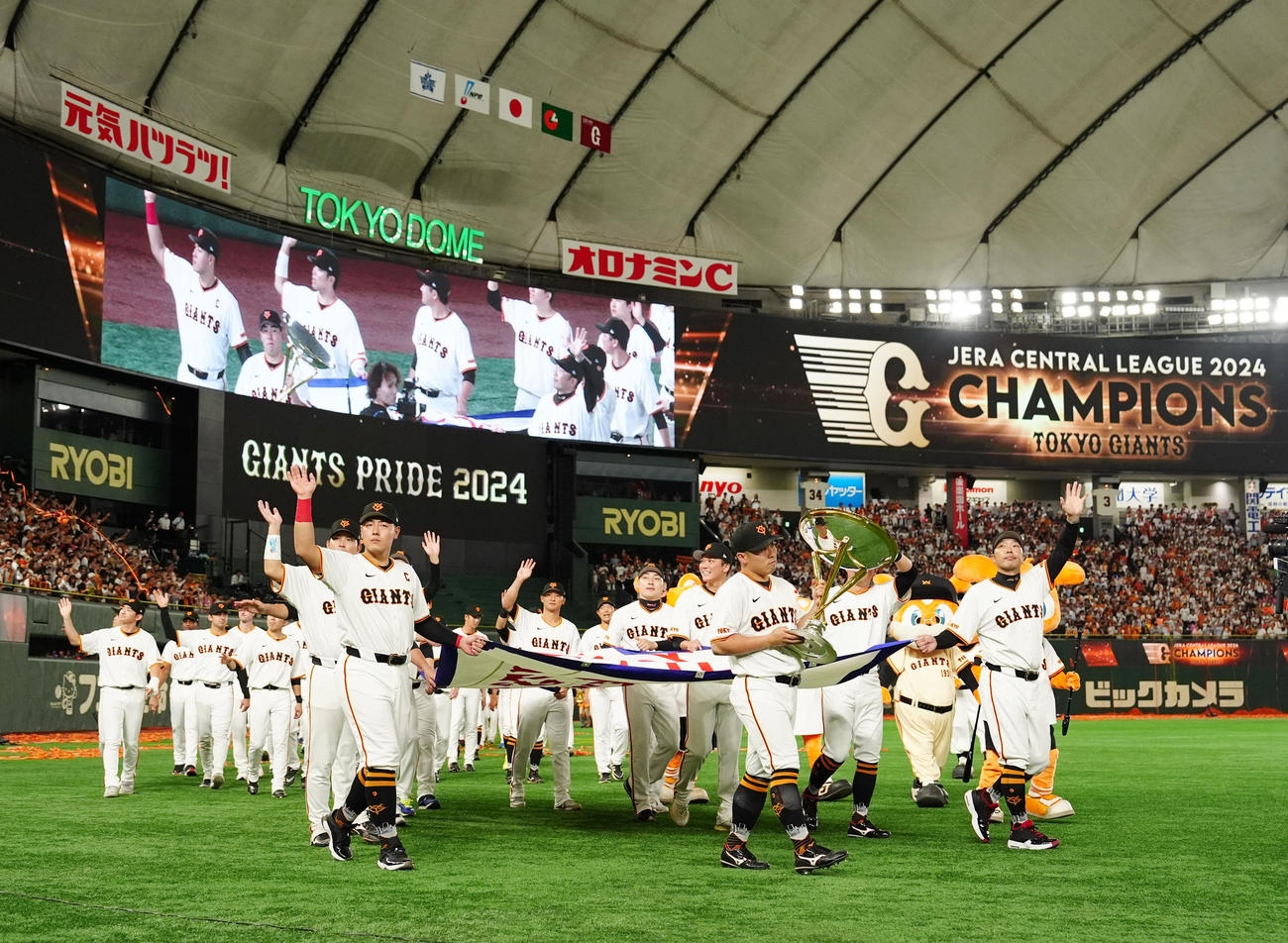 巨人対DeNA　試合後のセレモニーで場内1周する巨人の選手たち。右端は阿部監督（撮影・江口和貴）
