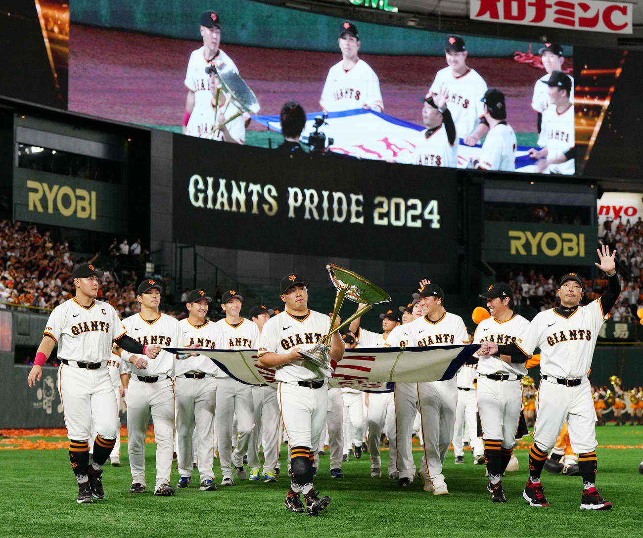 巨人対DeNA　試合後のセレモニーで場内1周する巨人の選手たち。右端は阿部監督（撮影・江口和貴）