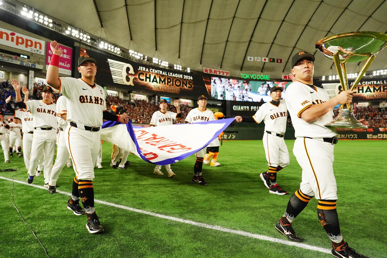 巨人対DeNA　試合後のセレモニーで場内1周する巨人の選手たち。右端は浅野（撮影・江口和貴）