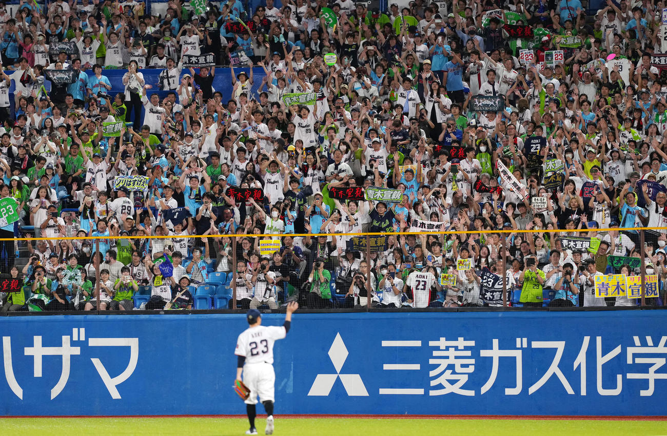 ヤクルト対広島　9回表、青木に声援を送るヤクルトファン（撮影・横山健太）
