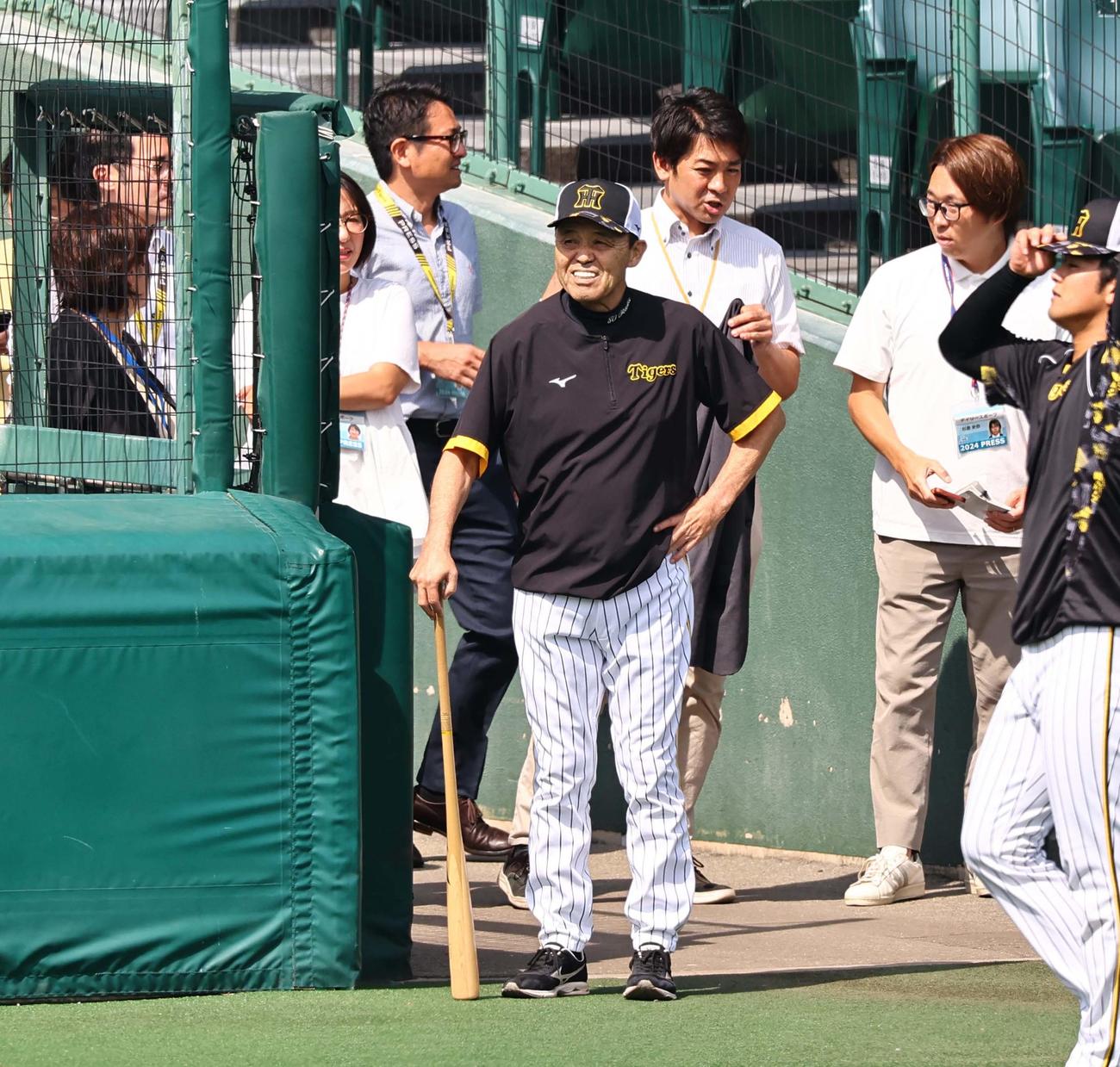 グラウンドに入る岡田監督（撮影・上田博志）