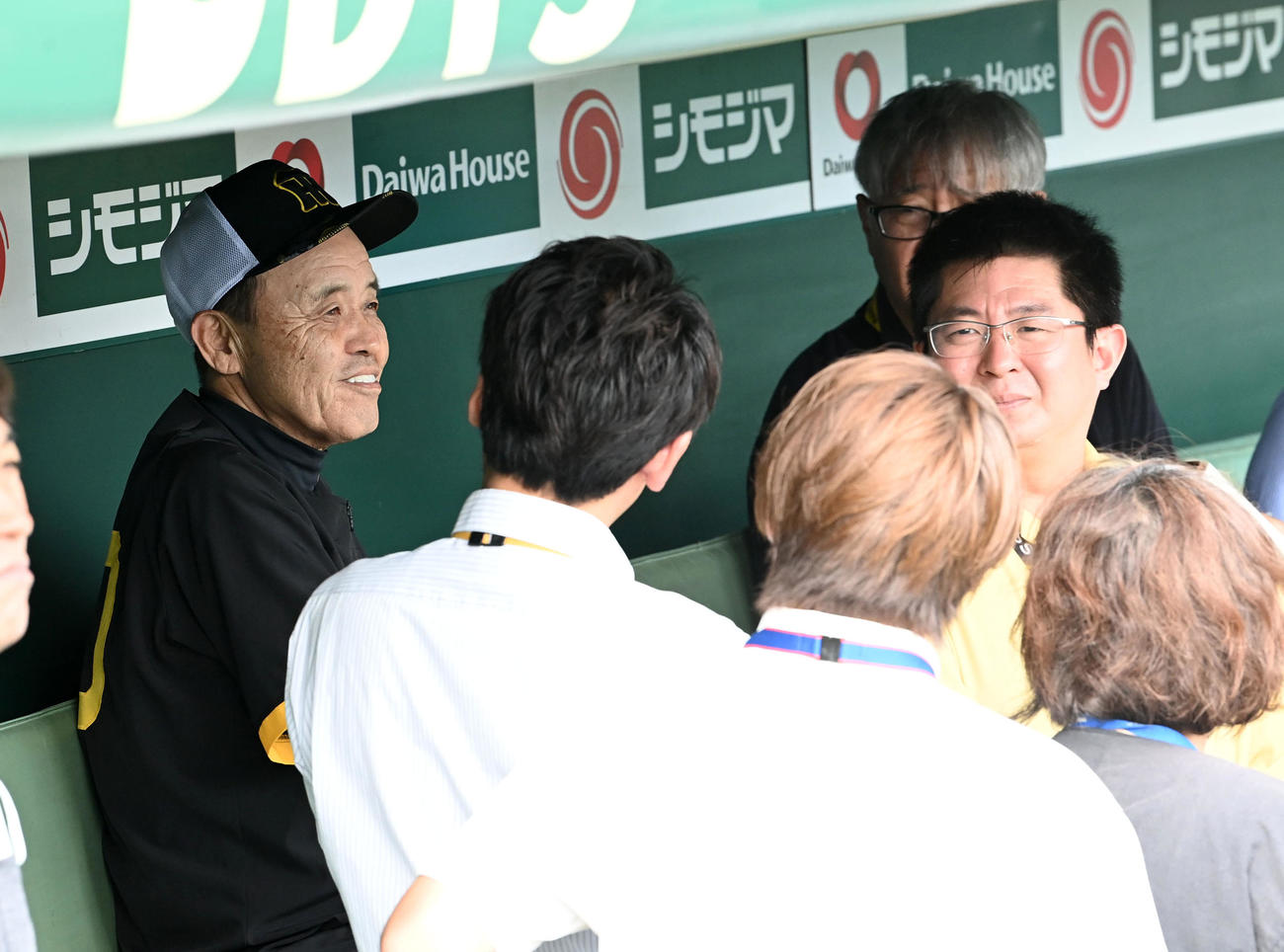 笑顔で記者と話す岡田監督（撮影・前岡正明）