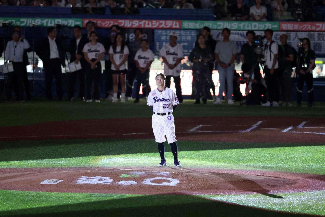 ヤクルト対広島　今までの映像を見るヤクルト青木（撮影・鈴木正人）