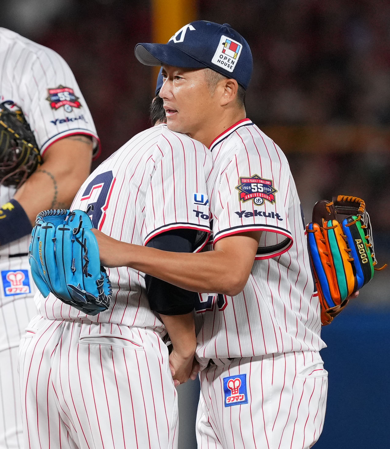 ヤクルト対広島　7回表途中からマウンドに登るヤクルト石川（右）と抱き合う青木（撮影・横山健太）