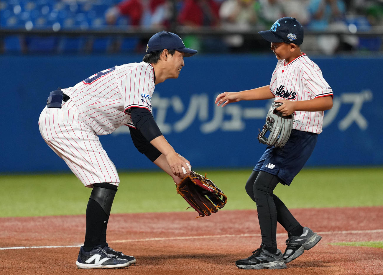 ヤクルト対広島　始球式を終え、息子と抱き合うヤクルト青木（撮影・横山健太）