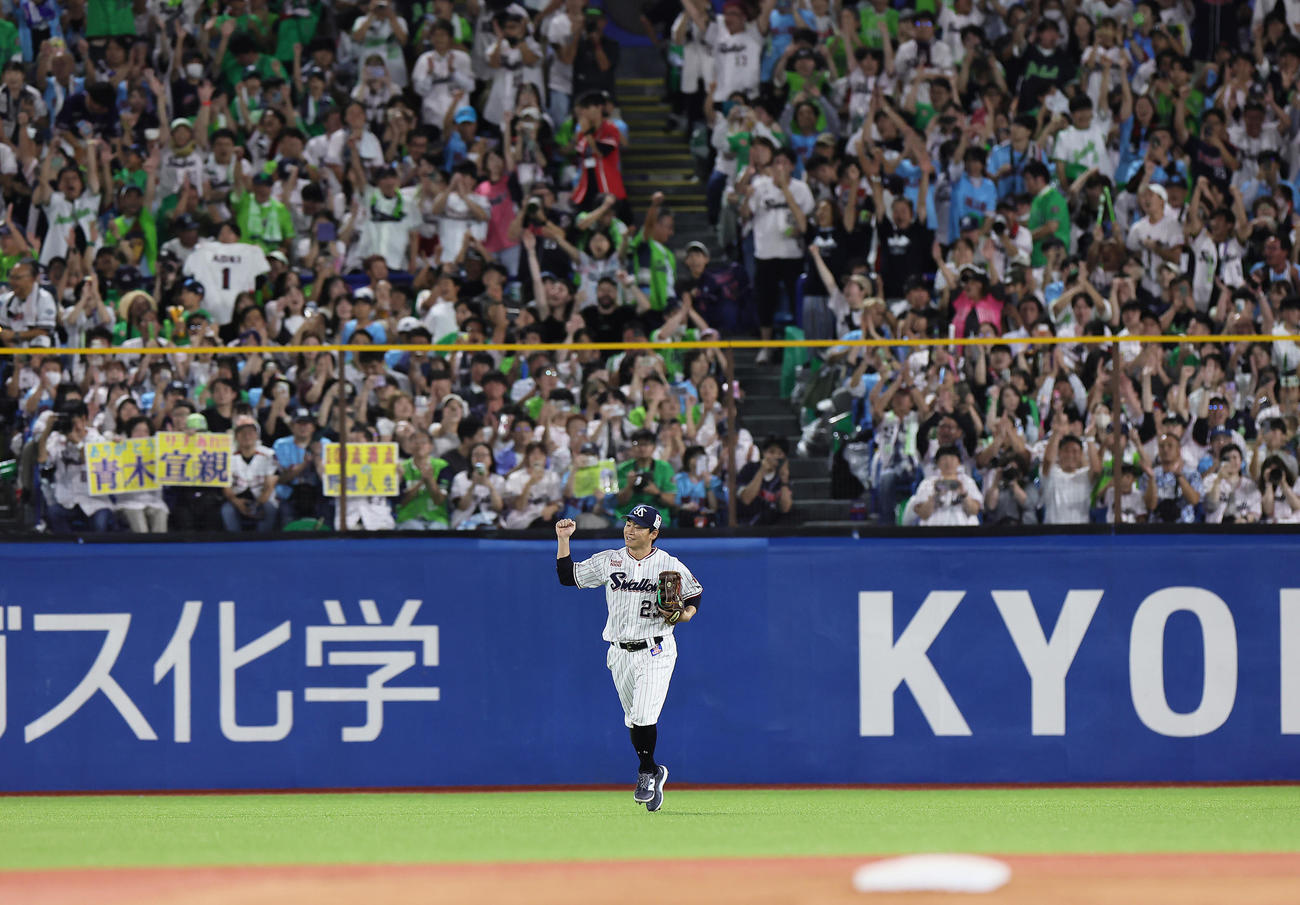 ヤクルト対広島　引退試合に勝利しガッツポーズするヤクルト青木（撮影・足立雅史）