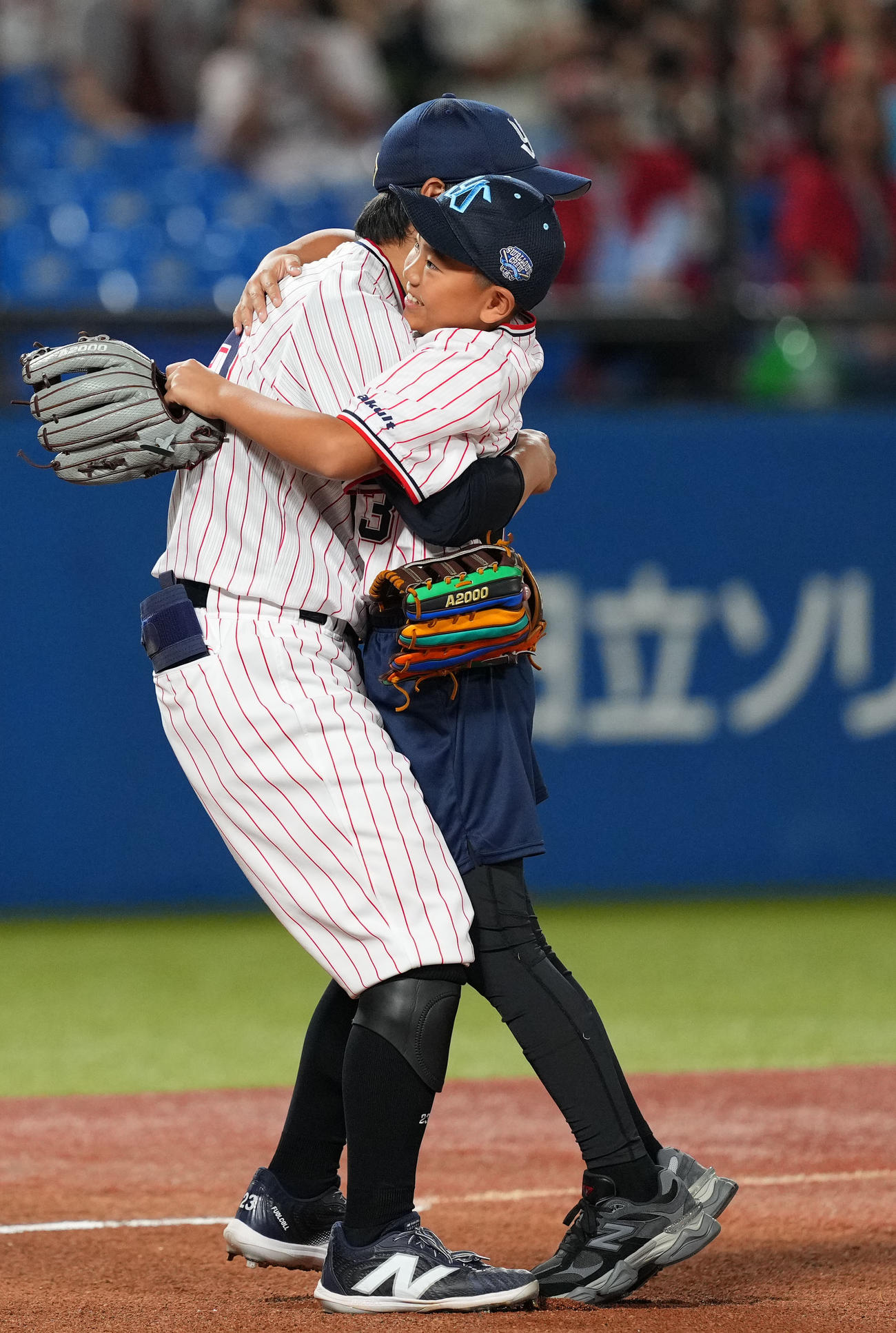 ヤクルト対広島　始球式を終え、息子と抱き合うヤクルト青木（撮影・横山健太）