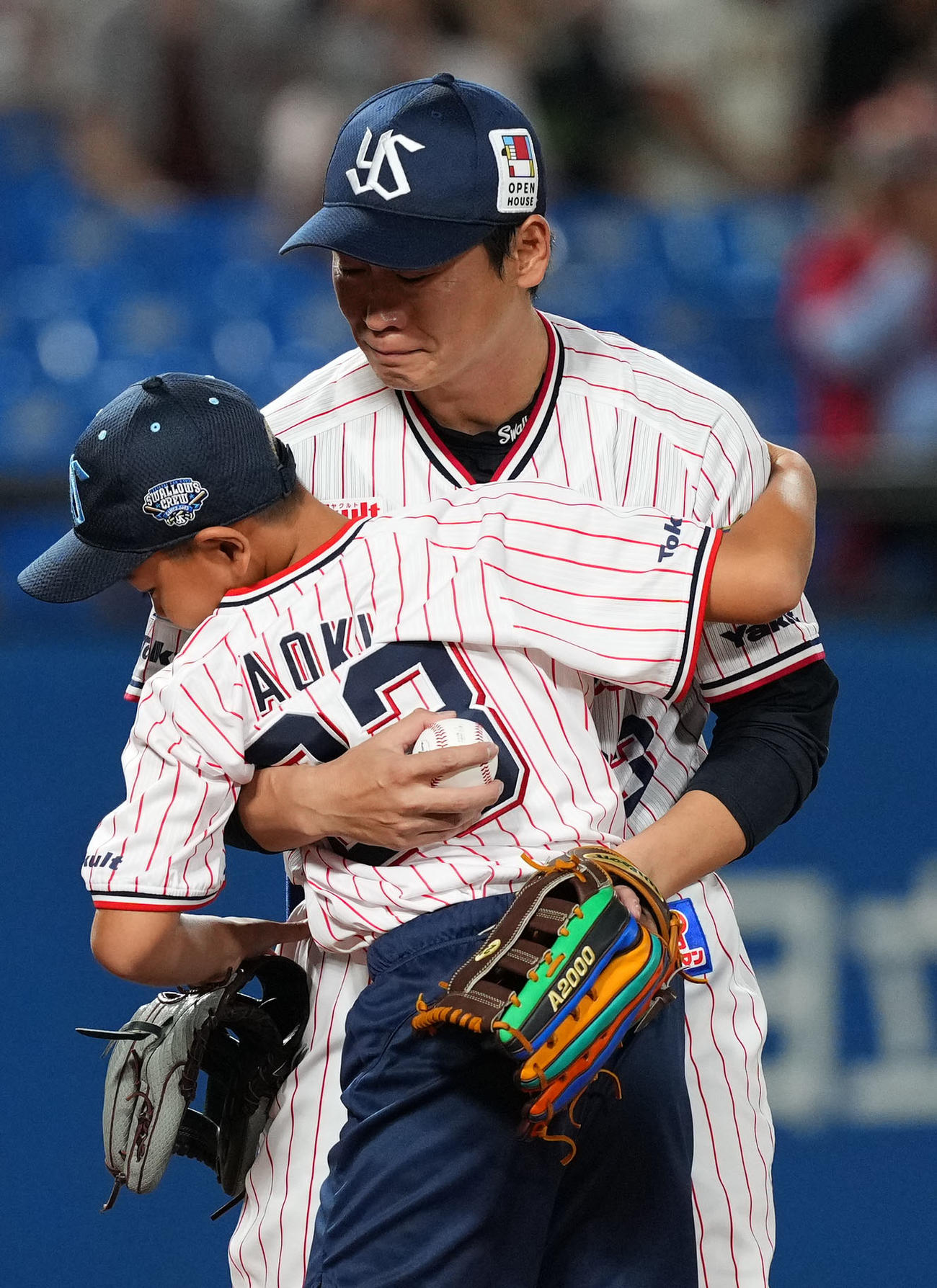 ヤクルト対広島　始球式を終え、息子と抱き合うヤクルト青木（撮影・横山健太）