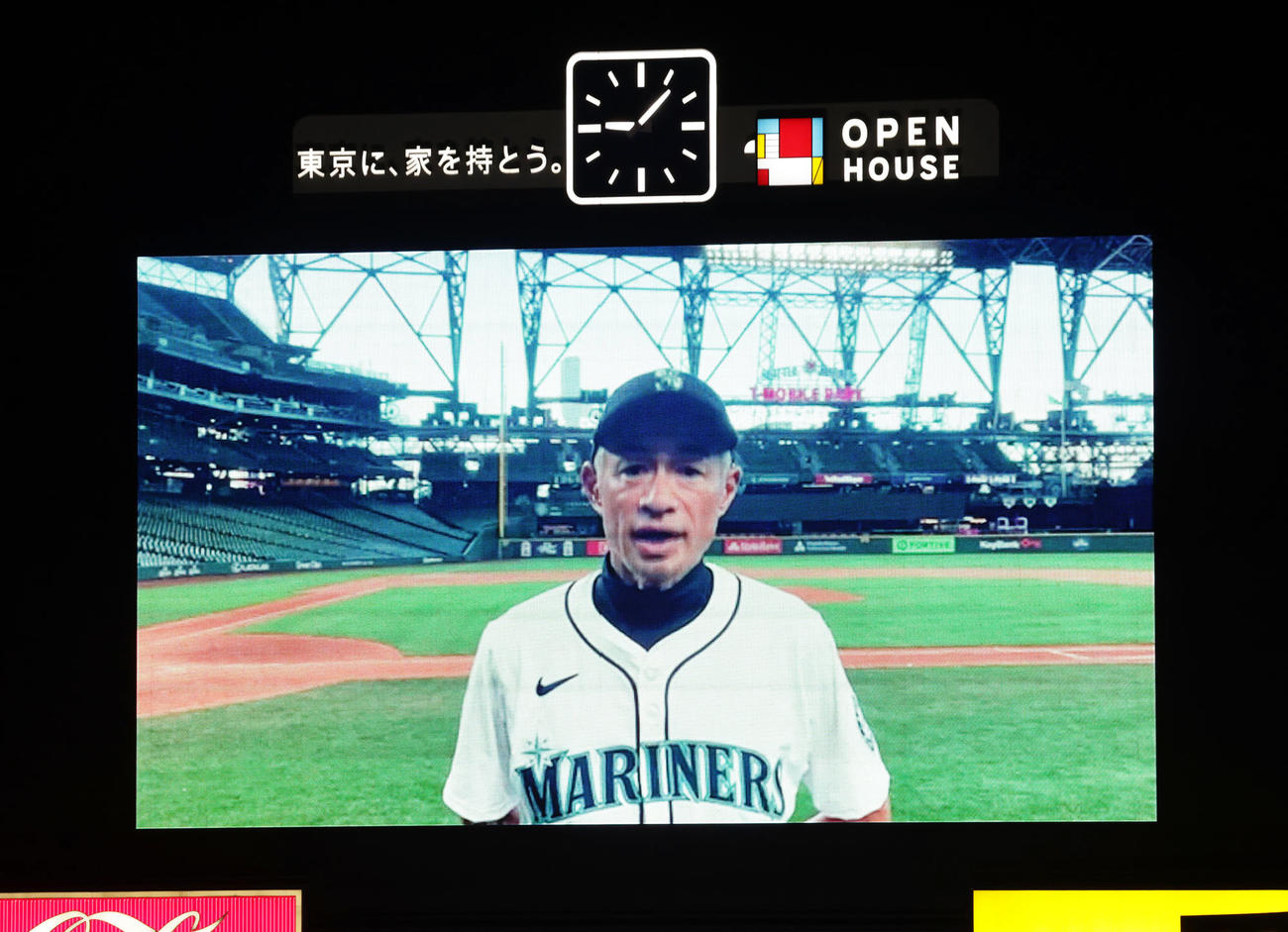 引退セレモニーでヤクルト青木にビデオメッセージを送るイチロー氏（撮影・足立雅史）