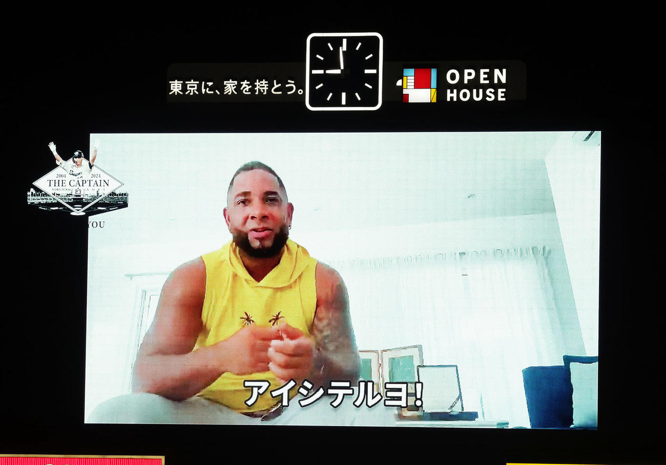 引退セレモニーでヤクルト青木にビデオメッセージを送るバレンティン（撮影・足立雅史）