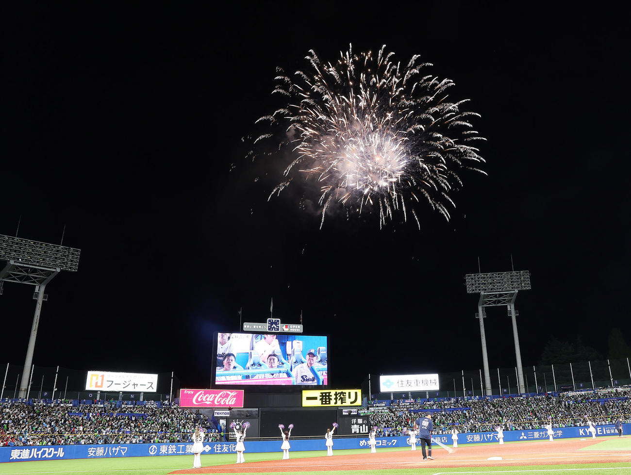 ヤクルト対広島　神宮球場の夜空に花火が打ち上がる（撮影・足立雅史）