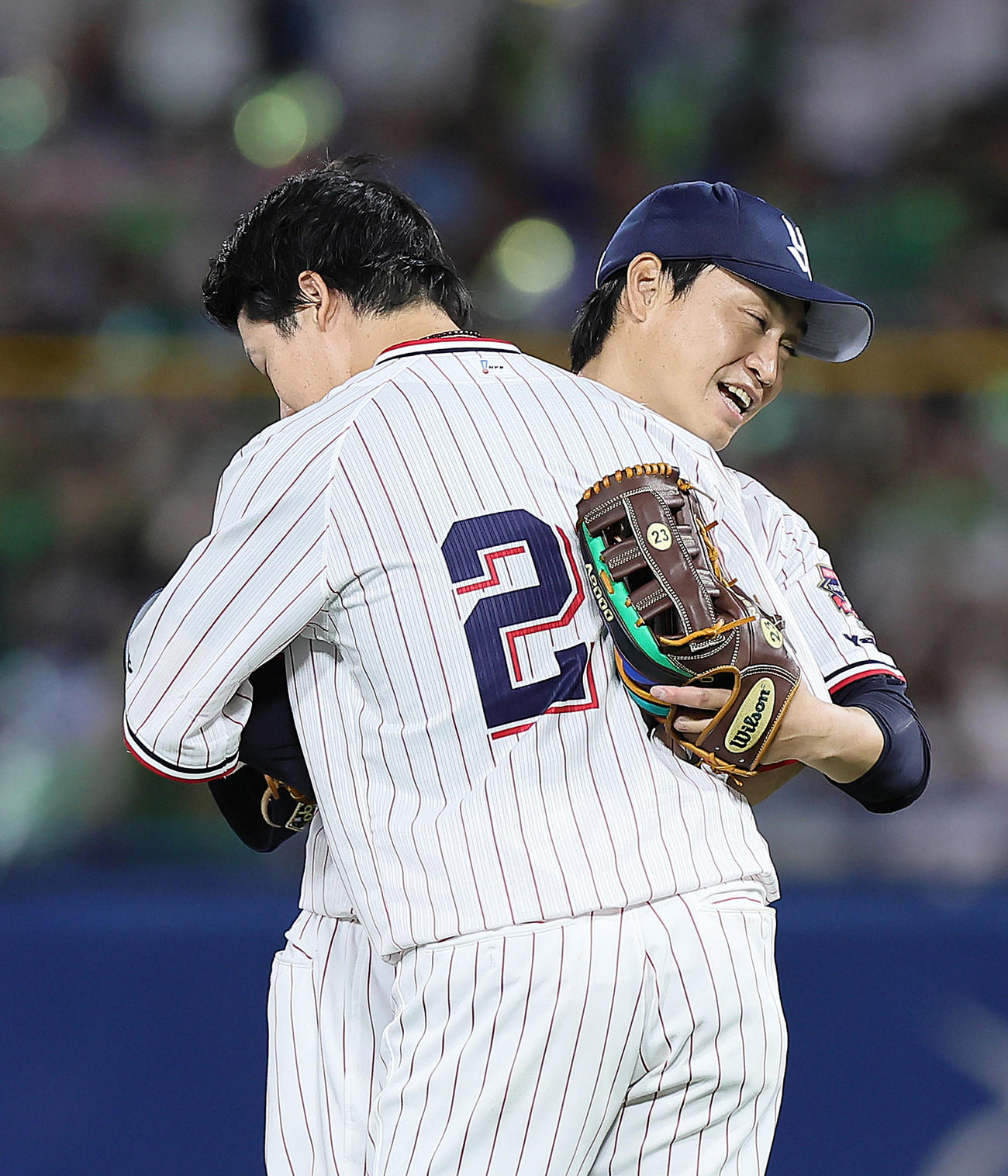 ヤクルト対広島　引退試合に勝利したヤクルト青木（後方）は山田と抱き合い喜ぶ（撮影・足立雅史）