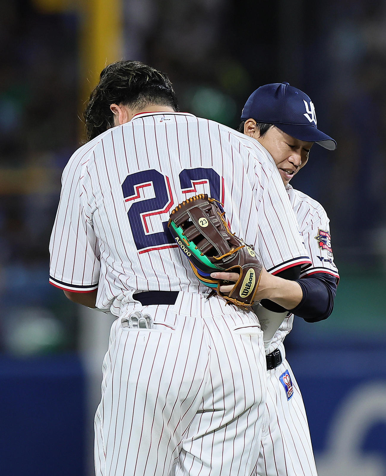 ヤクルト対広島　引退試合に勝利したヤクルト青木（後方）は村上と抱き合い喜ぶ（撮影・足立雅史）