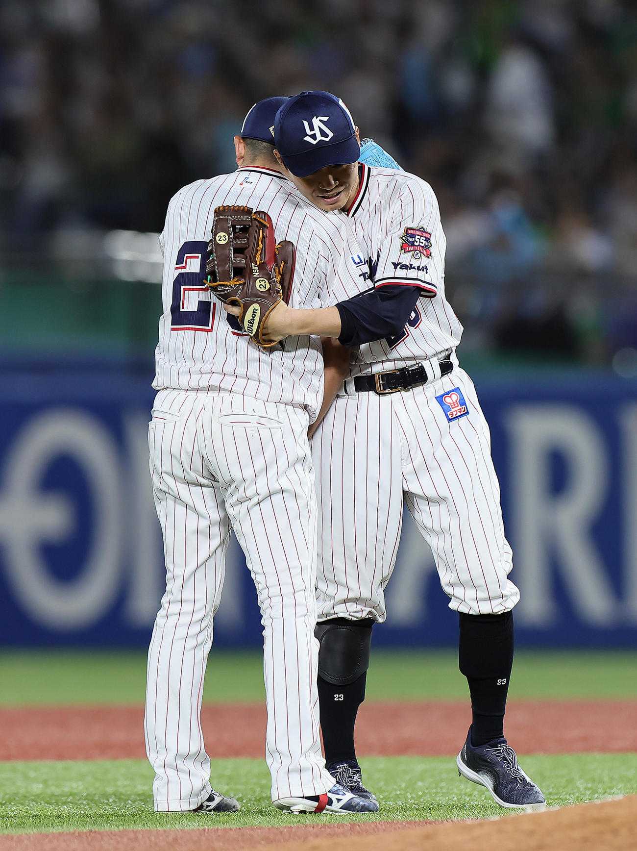 ヤクルト対広島　7回から登板したヤクルト石川（左）と抱き合う青木（撮影・足立雅史）