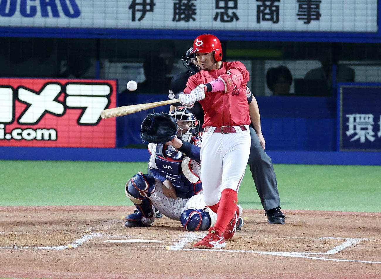 ヤクルト対広島　7回表広島2死二、三塁、菊池は左前適時打を放つ（撮影・鈴木正人）