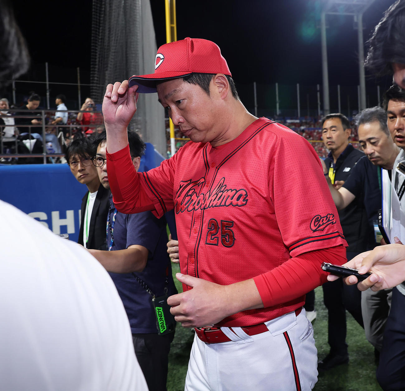 ヤクルト対広島　ヤクルトに敗れ引き揚げる広島新井監督（撮影・足立雅史）